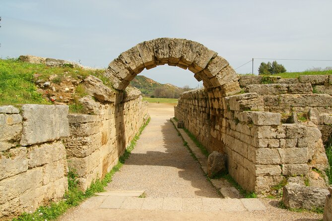 4day Spanish tour in Epidaurus Mycenae Olympia Delphi and Meteora - Day 4: Meteora and the Leonidas Monument