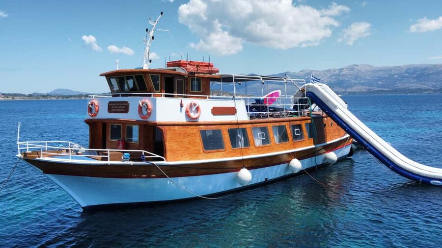 Argostoli: Full-Day Boat Cruise with Lunch - Xi Beach and its red clay
