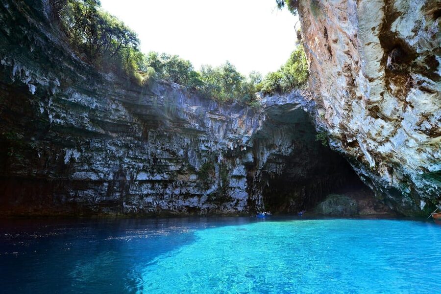 Argostoli: Melissani & Drogarati Cave Tour with Wine Tasting - Pickup, comfort, and the practical details