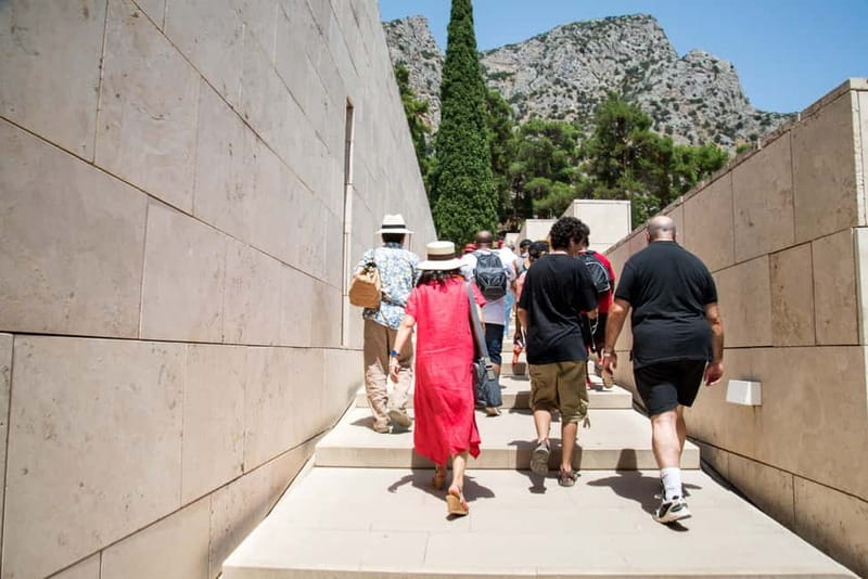 Athens: Delphi and Arachova Day Trip with Guide - Arachova is a quick look, not a village afternoon