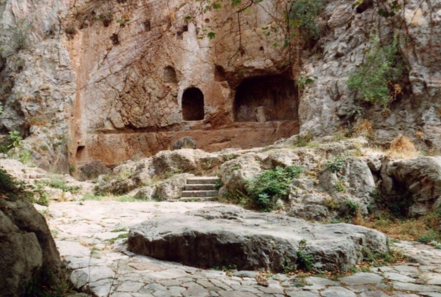 Athens: Delphi, Corycian Cave, and 300 Battlefield Day Trip - Arachova, a smart first stop on Mount Parnassus