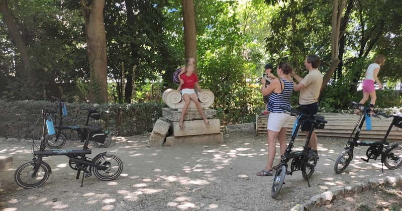Athens: Discover the City Electric Bike Tour - What the guides add to the ride