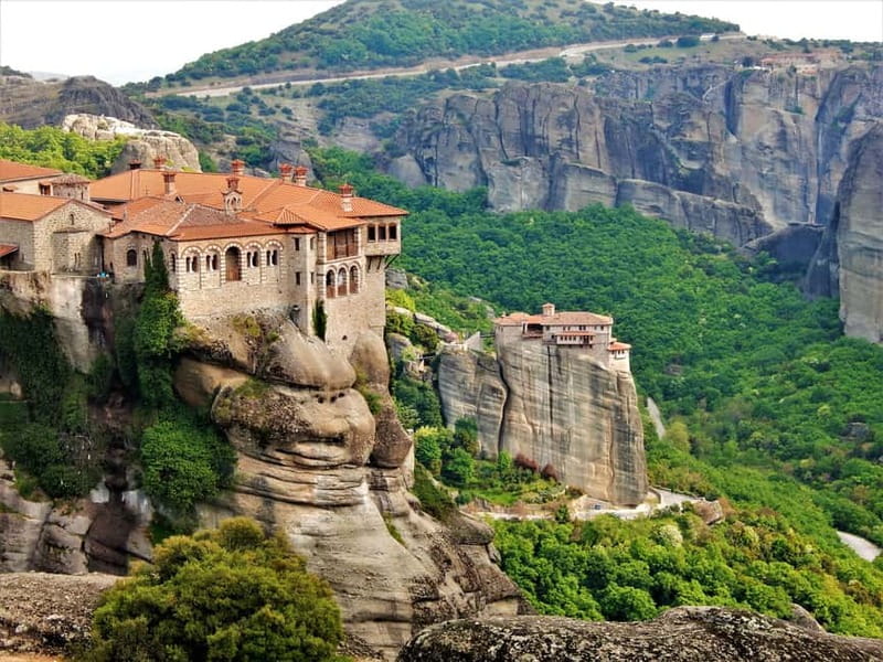 Athens: Guided Tour to Meteora Monasteries & Hermit Caves - Why Meteora works well as a guided day trip