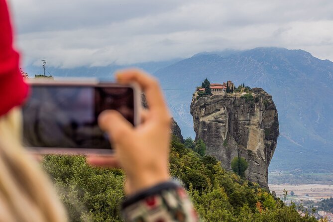 Athens: Meteora Monasteries, Caves & Coastal Stopovers with Lunch - What the guide adds to the day