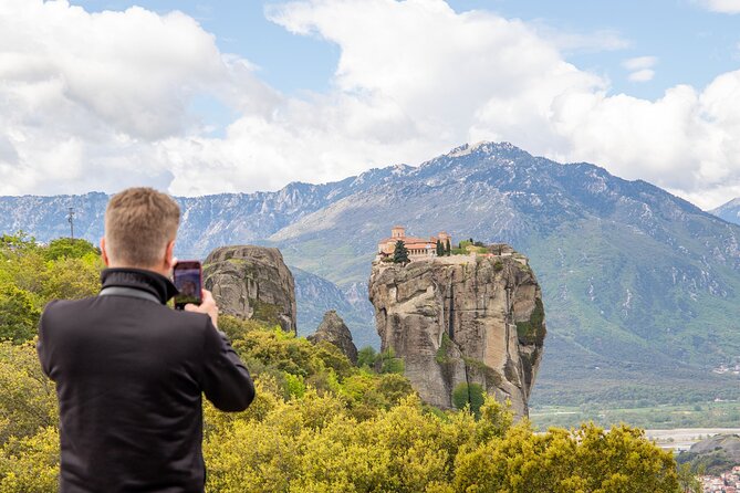 Athens: Meteora Monasteries, Caves & Coastal Stopovers with Lunch - Lunch in Kastraki, with ten Greek dishes