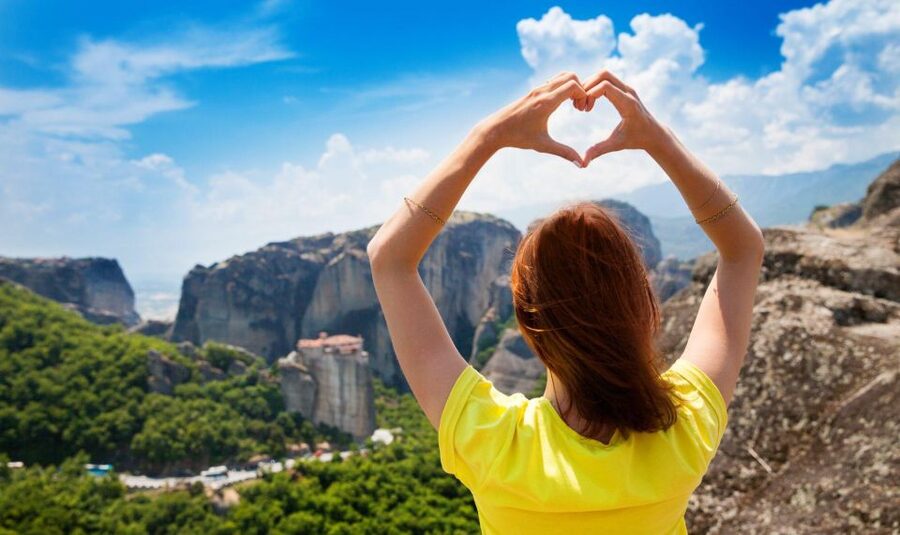 Athens: Meteora Tour with Local Guide and Greek Lunch - Seeing the six Meteora monasteries