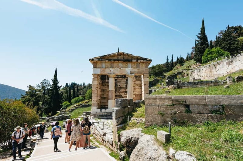 Athens: Mythology of Delphi, Museum and Arachova Guided Tour - A short coffee break in Livadia