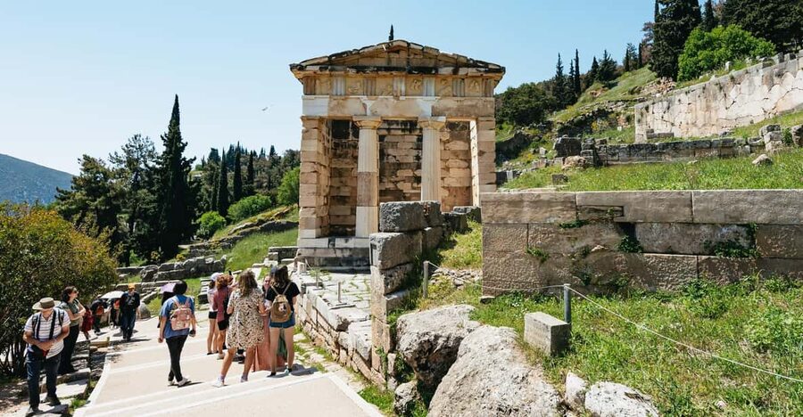 Athens: Mythology of Delphi, Museum and Arachova Guided Tour - How the schedule feels over 10 hours