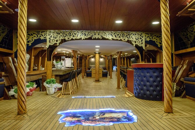 Barco De Pirata Cruise at 3 Islands in Greece - Music, dancing, and the real personality of the cruise