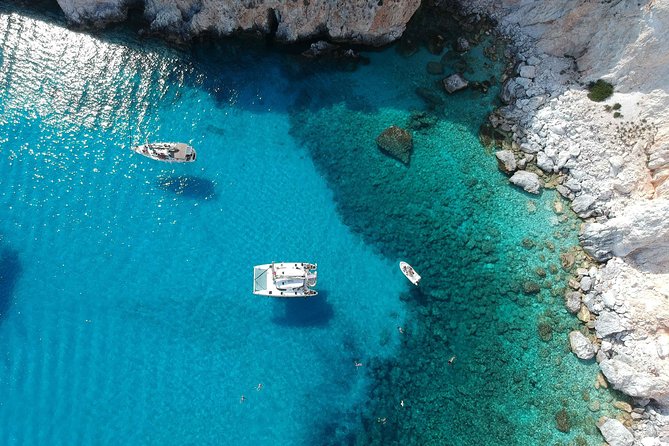 Best of Milos and Poliegos Catamaran snorkelling Cruise with BBQ - Food, drinks, and the crew’s role