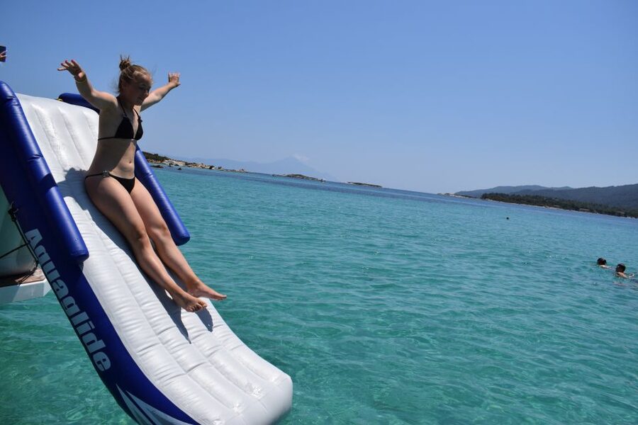 Chalkidiki: Blue Lagoon & Ammouliani Island Cruise & Lunch - Leaving Ouranoupoli and watching the reef below