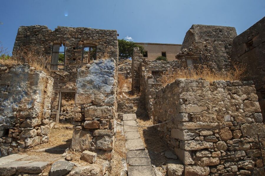 Crete: Agios Nikolaos, Plaka and Spinalonga Island Tour - Guides, languages, and the style of the day