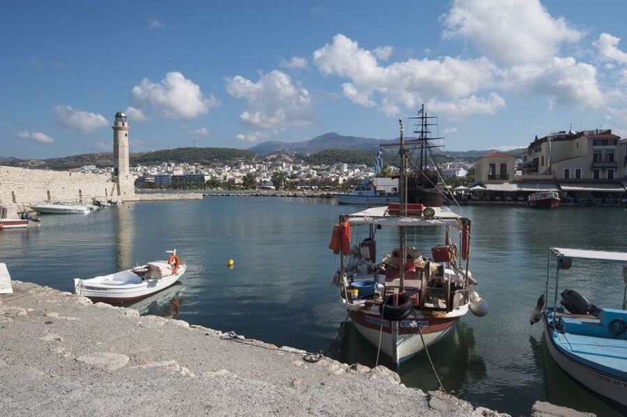 Crete: Chania, Lake Kournas and Rethymno Tour - The guide can make a large group easier