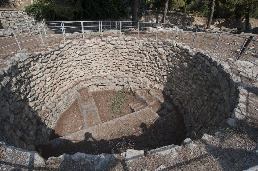 Crete: Knossos Palace and Lassithi Plateau Day Tour - What the guide adds
