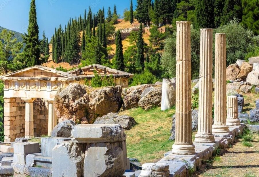 Delphi: Audiovisual self-guided tour with 3D models - Using the app among Delphi’s monuments