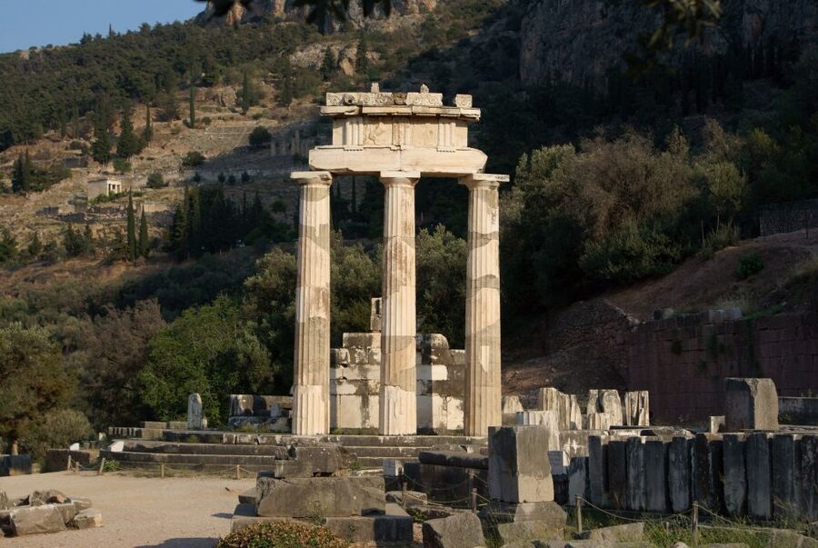 Delphi: Spanish guided one day tour - The 2.5-hour coach trip from Athens