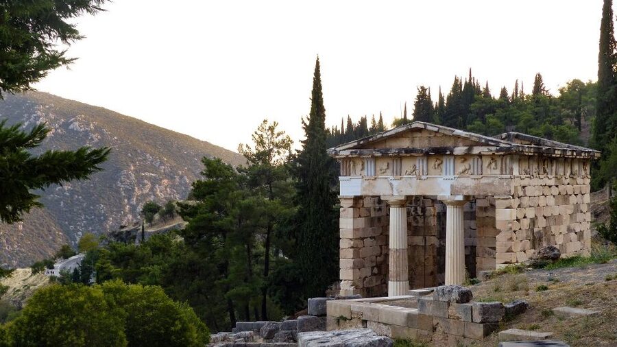 Delphi: Spanish guided one day tour - Entering the archaeological site of Delphi