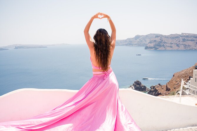 Flying Dress Santorini Photoshoot - How the assistant creates the flying effect