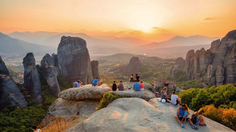 From Athens: 3 Days in Meteora & Delphi with Tours & Hotel - Choosing between the minibus and hike