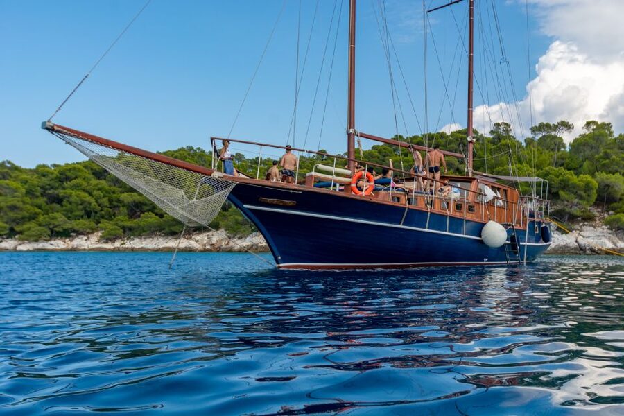 From Athens: Aegina, Agistri and Metopi Day Cruise w/ Lunch - The wooden boat and the feel onboard