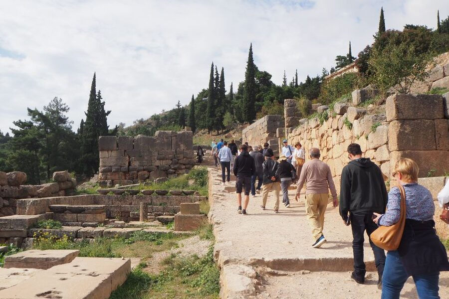 From Athens: Day Tour to Delphi - Arachova, a 15-minute mountain stop