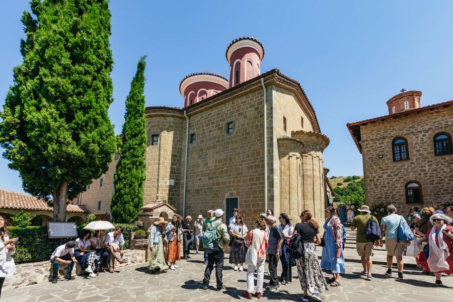 From Athens: Delphi and Meteora 2-Day Guided Tour - Lunch and the drive to Kalambaka