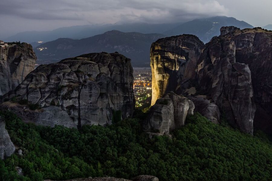 From Athens: Delphi and Meteora 2-Day Tour with Hotel - Dinner and a night in Kalabaka
