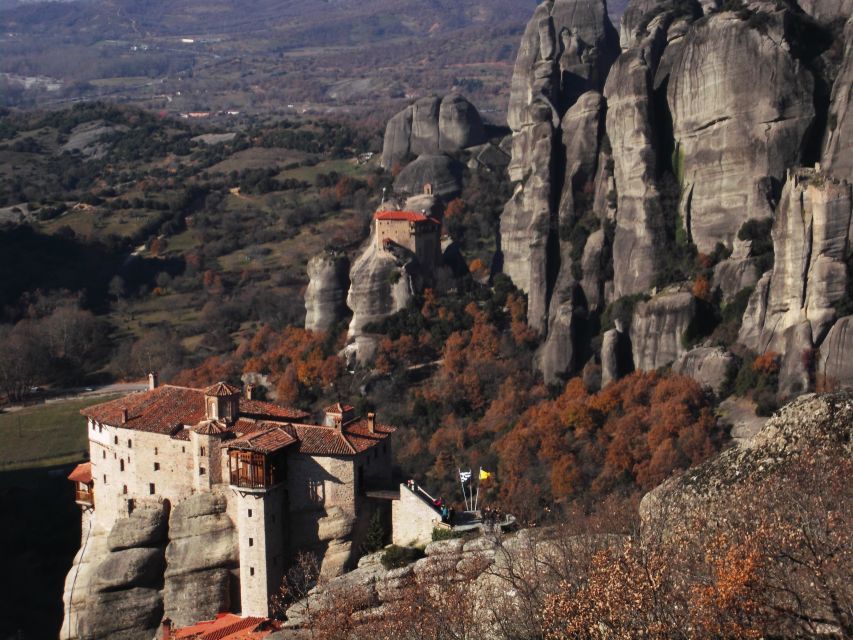From Athens: Delphi and Meteora 2-Day Tour with Hotel - Meteora: monasteries above the rocks