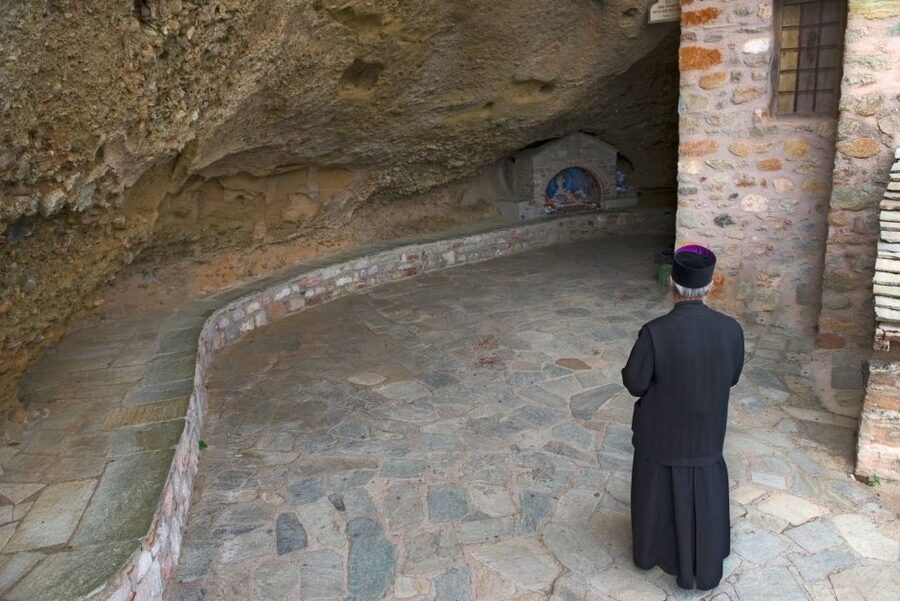 From Athens: Meteora Monasteries and Hermit Caves Tour - Seeing all six monasteries before entering three