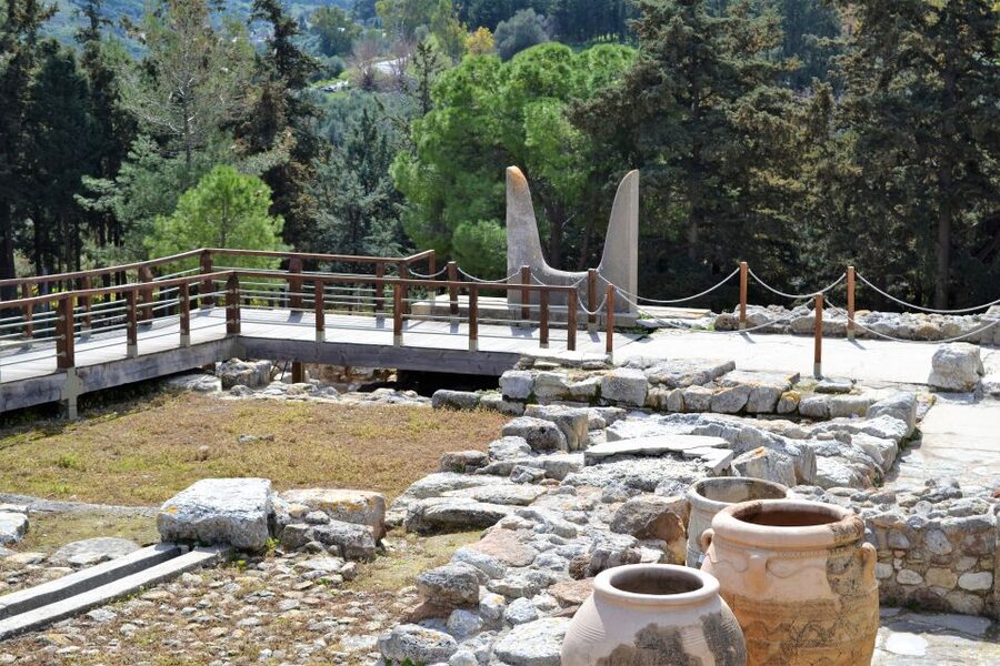 From Chania: Full-Day Heraklion Highlights Guided Tour - The long road east with Crete in view