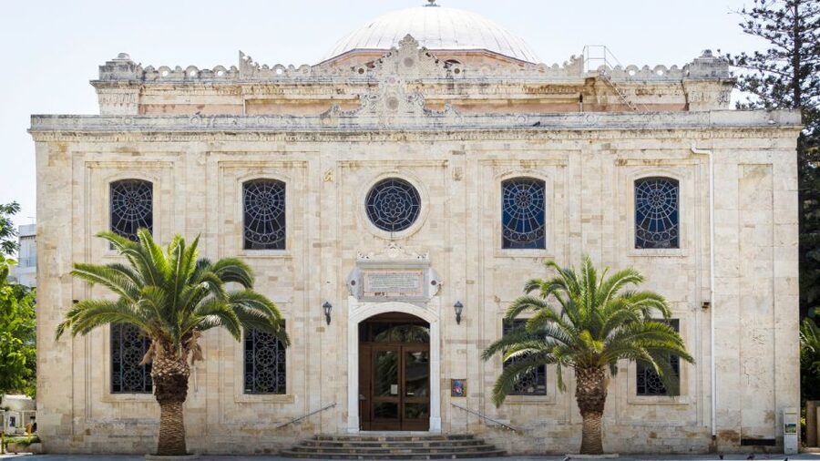 From Heraklion: Historical Center City Tour & Knossos Palace - Entering Knossos Palace with a guide