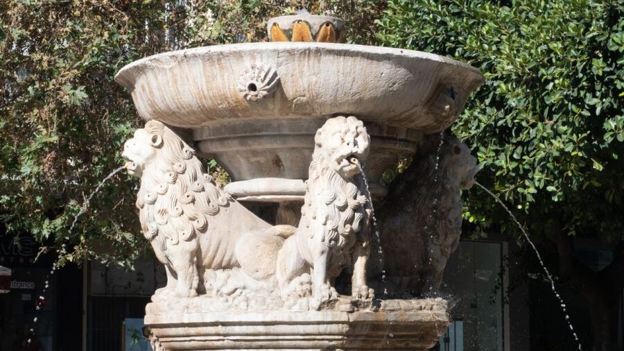 From Heraklion: Historical Center City Tour & Knossos Palace - Languages, group size, and guide style