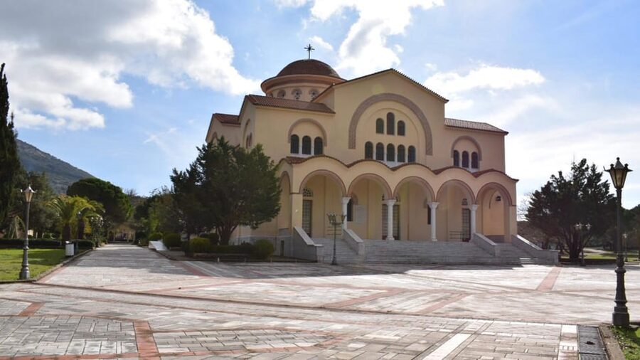 From Zakynthos: Full-Day Tour of Kefalonia - What the guide adds to a very busy schedule