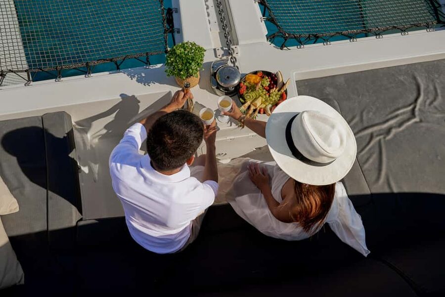 Heraklion: Dia Island Catamaran Cruise with Dinner and Wine - A restaurant-style meal on the return schedule