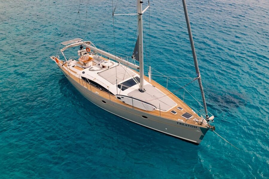 Heraklion: Dia Island Luxury Sailing Trip with Meal & Drinks - Leaving Heraklion from the old Venetian port