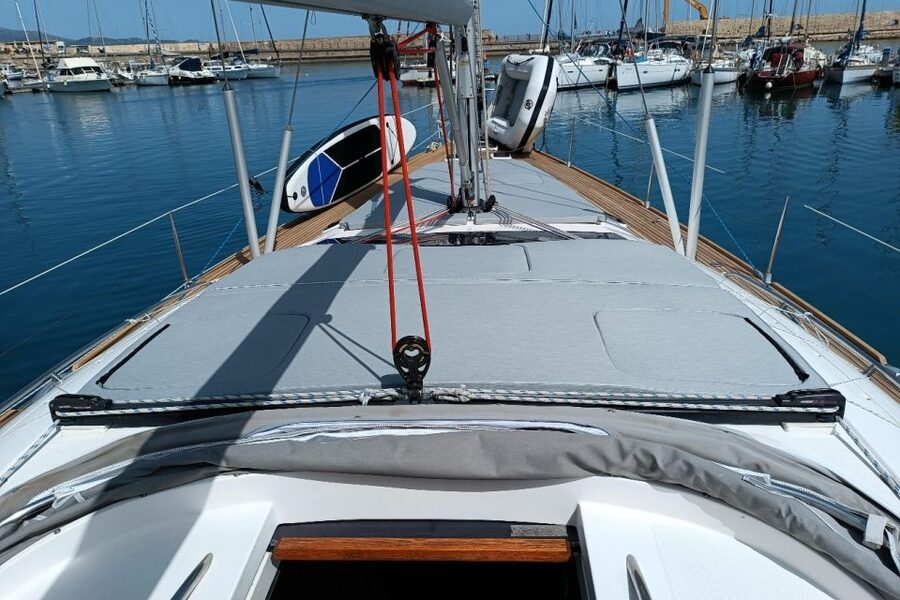 Heraklion: Dia Island Luxury Sailing Trip with Meal & Drinks - Crew, safety, and the practical details