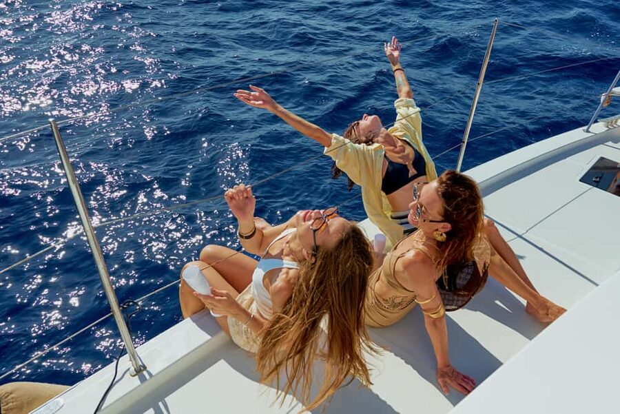 Heraklion: Dia Island Romantic Sunset Cruise with Wine - Food, service, and the semi-private feel