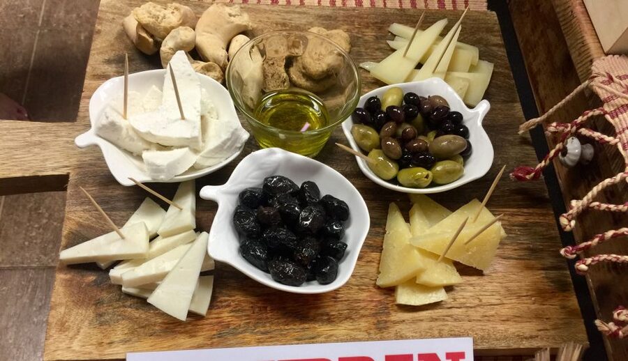 Heraklion: Food Tastings Walking Tour - Meat, snails, and the largest meal of the route