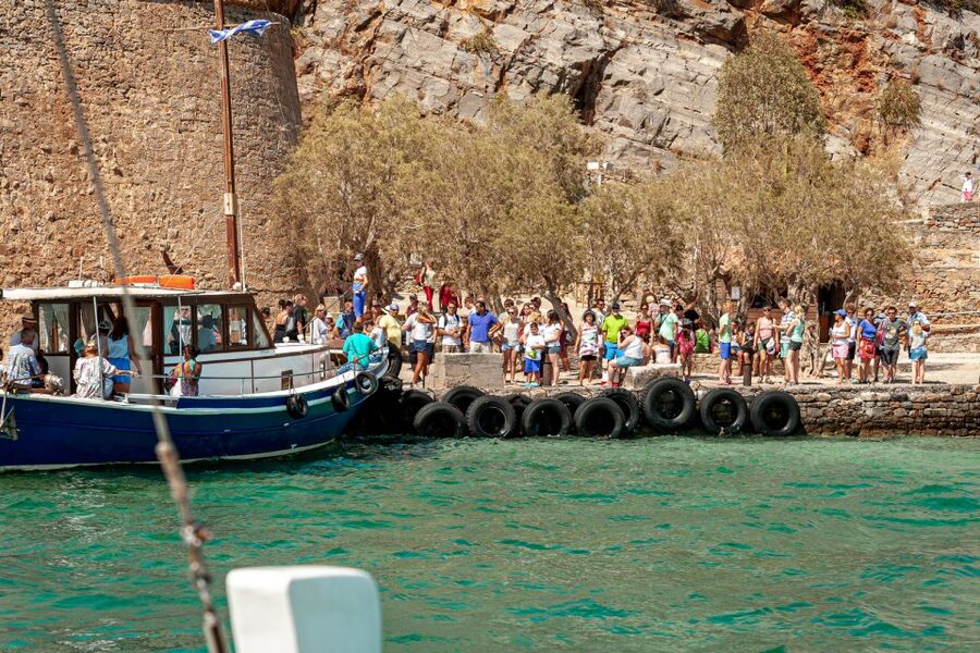 Heraklion: Spinalonga, Agios Nikolaos, Elounda & Plaka Tour - Agios Nikolaos and the Lake of Voulismeni