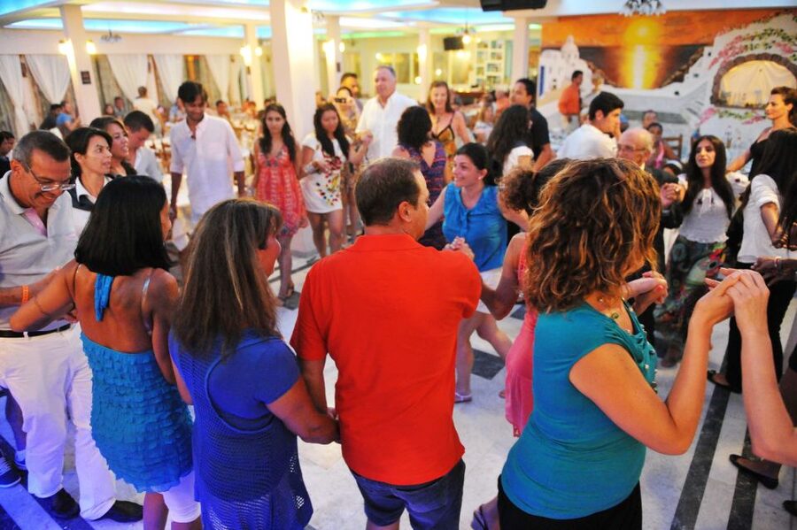 Kamari: Greek Show, Buffet Dinner, and Drinks at Dimitris - Should you book this Greek night in Kamari?