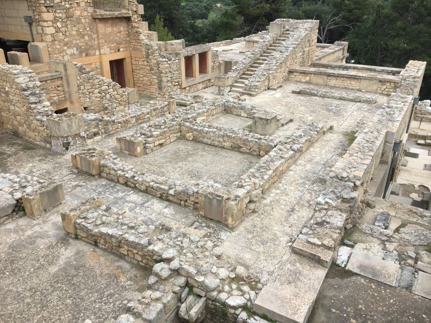 Knossos Palace Guided Walking Tour (Without Tickets) - The first palace and the great rebuilding