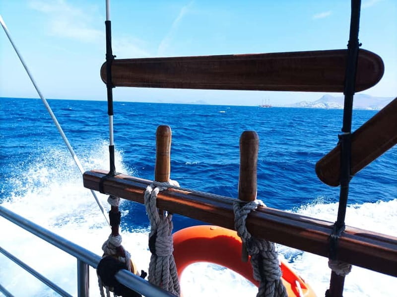 Kos: 3-Island Cruise with Lunch and Hotel Transfer - How crowded and lively is the boat?