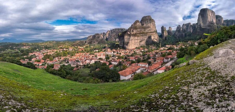 Meteora: Morning Monasteries Tour with Photo Stops - The hermit caves and Meteora’s first ascetics