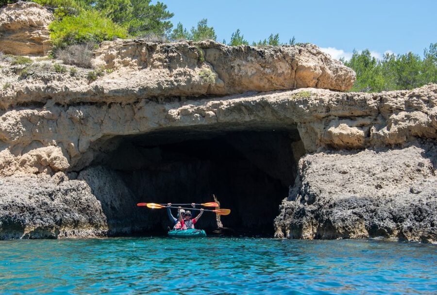 Navarino Bay: Sea Kayaking with Lunch - Returning by kayak to Golden Sand