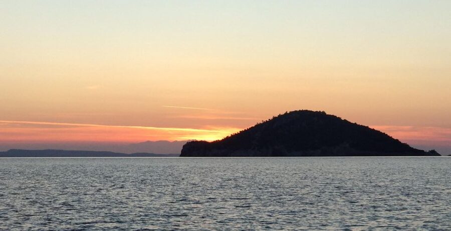 Neos Marmaras: Sunset West Sithonia Islets Sailboat Tour - Sailing, or traveling under motor