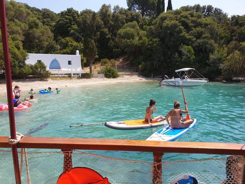 Nydri: Island-hopping Boat Cruise with Lunch and Drinks - Papanikolis Cave and the first coastal views