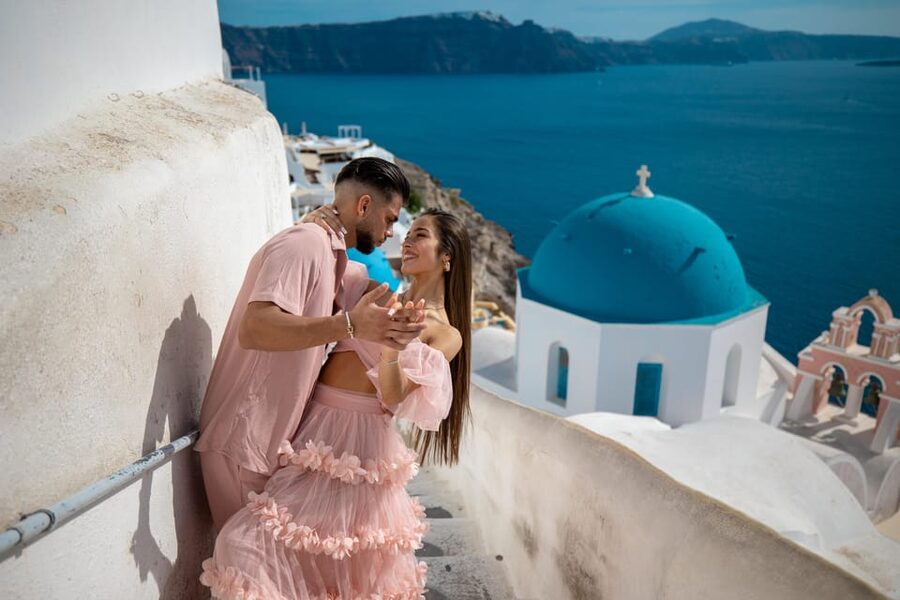 Oia: Couple photoshoot with 30 edited Photos - Why a photographer helps in Oia
