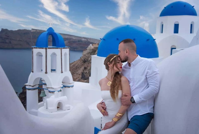 Oía: Santorini Professional Photoshoot with Edited Photos - Why a professional photoshoot helps in Oia