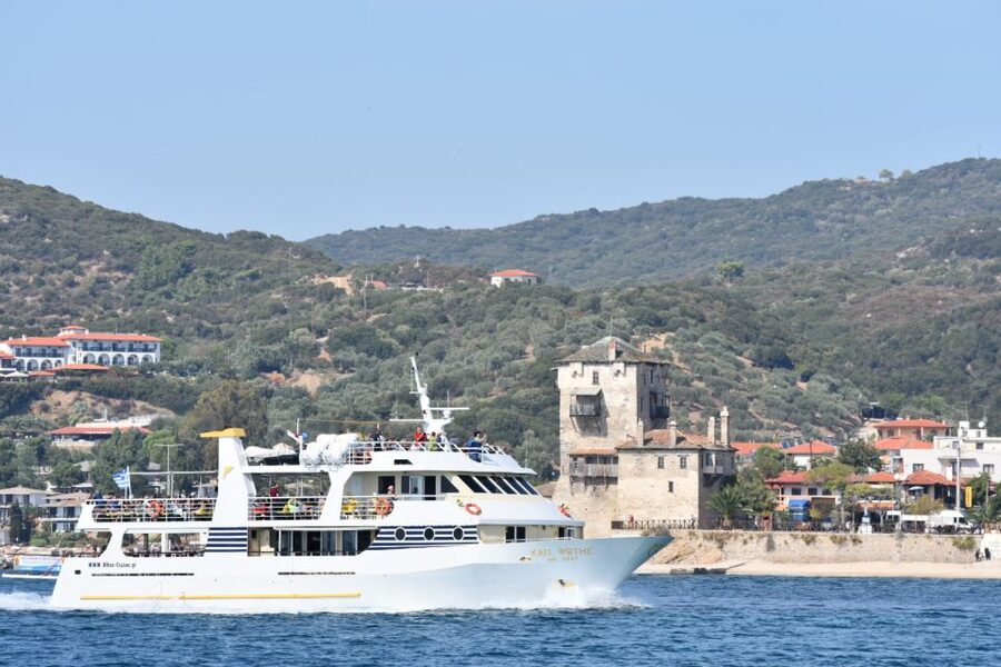 Ouranoupoli: Mount Athos Peninsula Sightseeing Cruise - Music, snacks, and the three-hour rhythm
