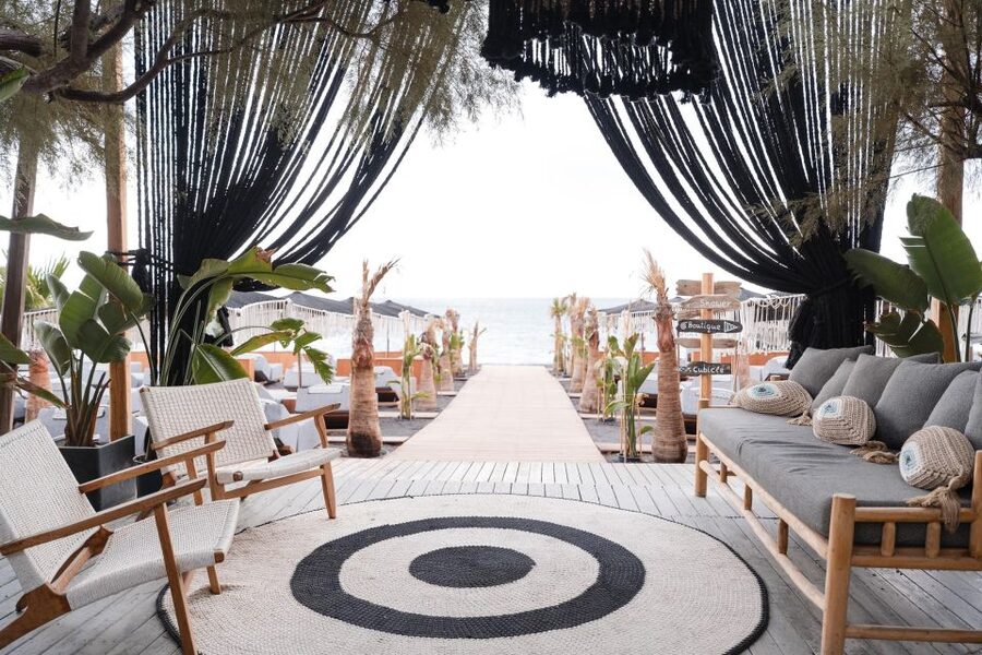 Perivolos Beach: Sun-Bed Experience FortyOne Bar Restaurant - Ordering lunch without leaving the beach